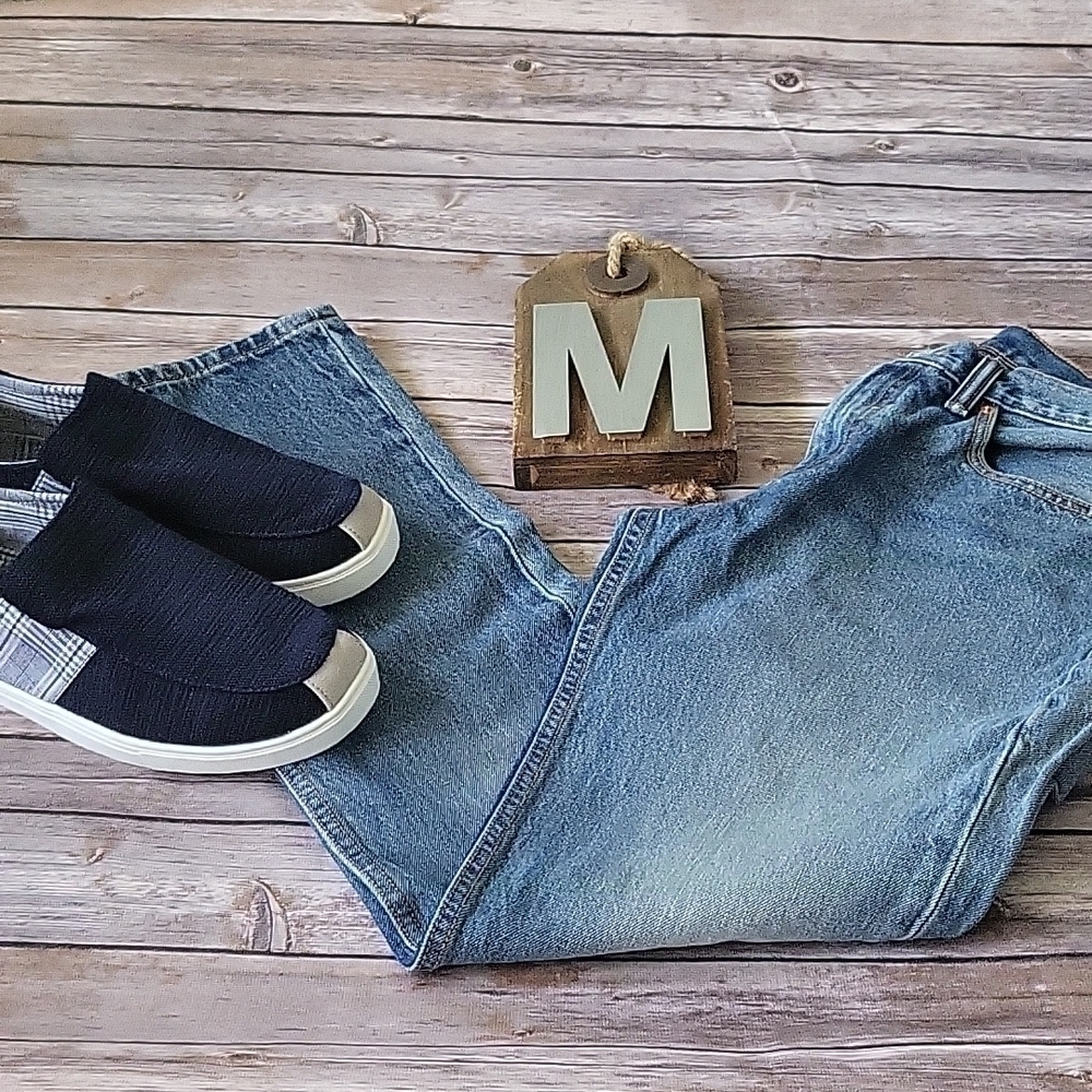 Levi's relaxed fit medium wash jeans with 31" inseam